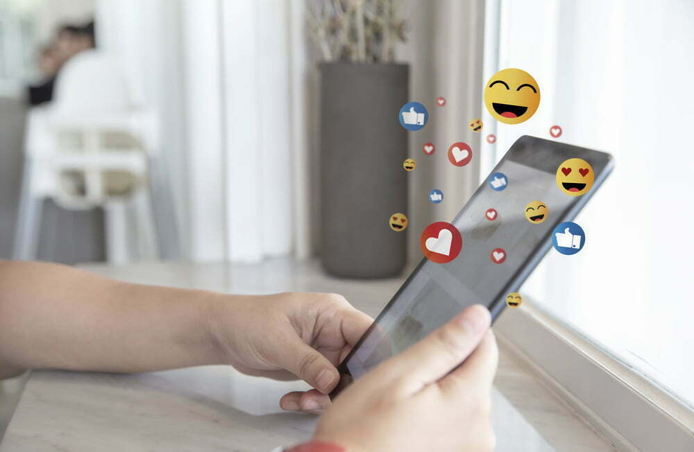 Emotikony i emoji – jak mówić między słowami?